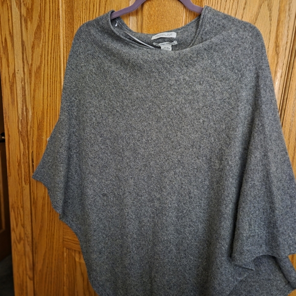 Soft luxurious, 100% 2-ply cashmere Gray Knit Poncho - Picture 2 of 9